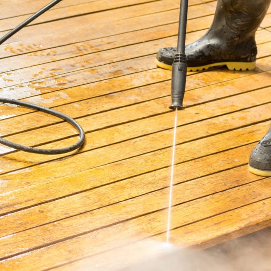 Cleaning wood decks: These tips will help!